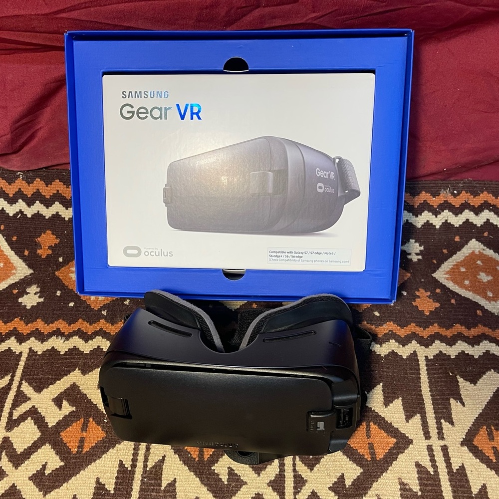 Lightly Used Samsung Gear VR Headset SM-R323 Oculus 2016 Galaxy Virtual Reality